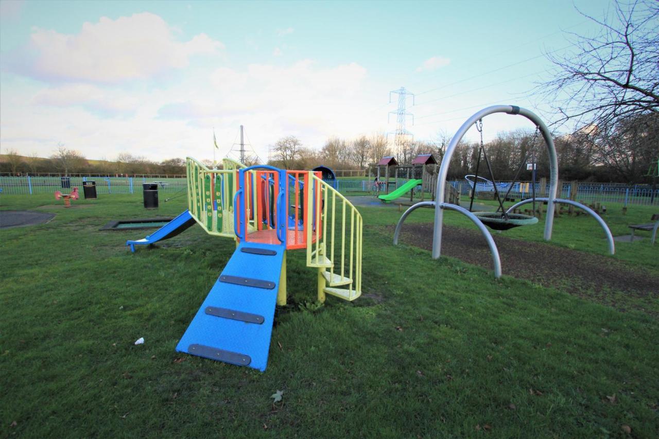 Colnbrook Crown Meadow - 4 Bedroom House - Heathrow - Excellentstays מראה חיצוני תמונה
