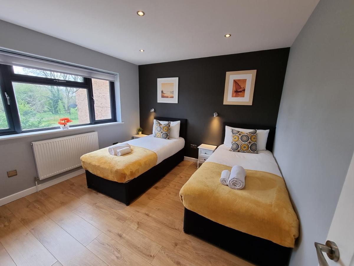 Colnbrook Crown Meadow - 4 Bedroom House - Heathrow - Excellentstays מראה חיצוני תמונה