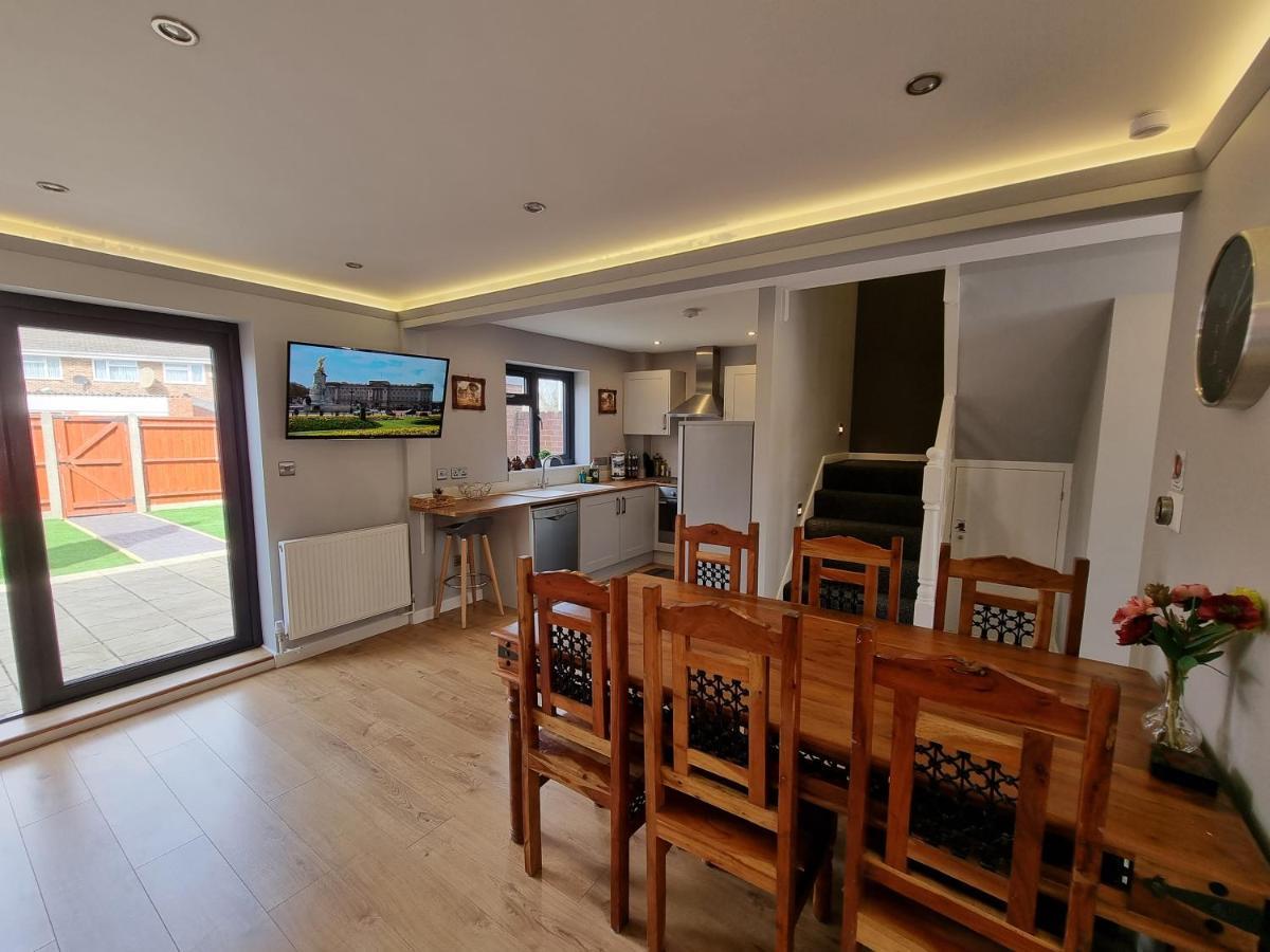 Colnbrook Crown Meadow - 4 Bedroom House - Heathrow - Excellentstays מראה חיצוני תמונה