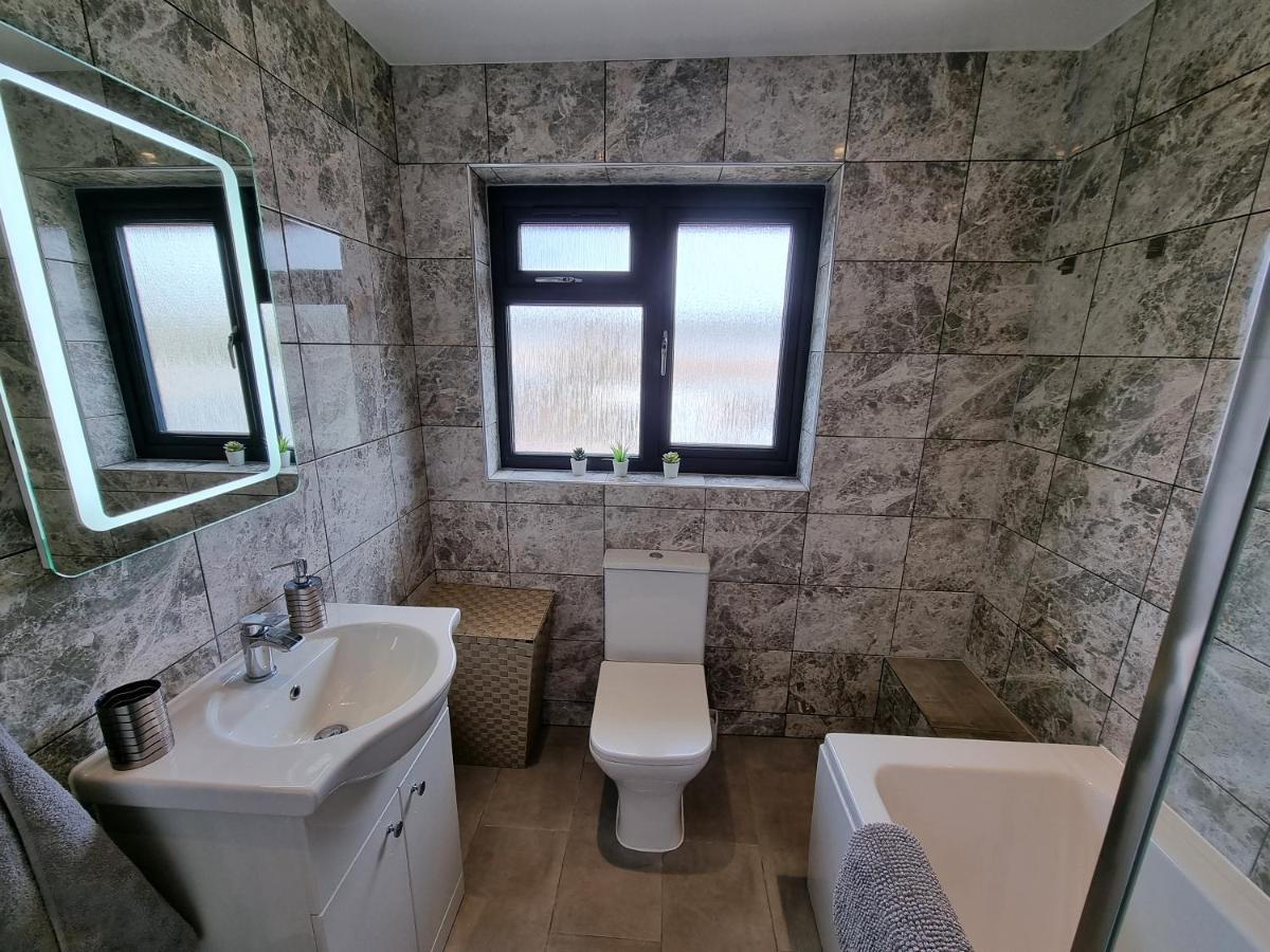 Colnbrook Crown Meadow - 4 Bedroom House - Heathrow - Excellentstays מראה חיצוני תמונה